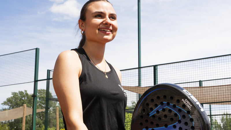 Joueuse souriante avec raquette de padel DEM PADEL