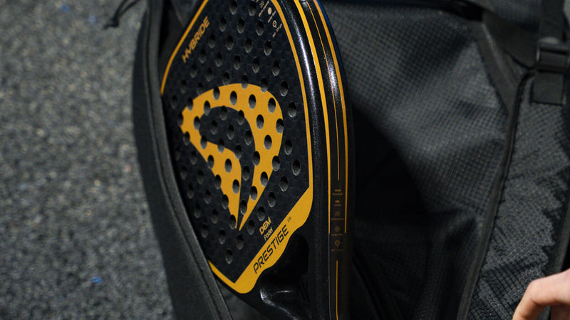 Raquette de padel DEM PADEL dans sa housse avec sur-grip