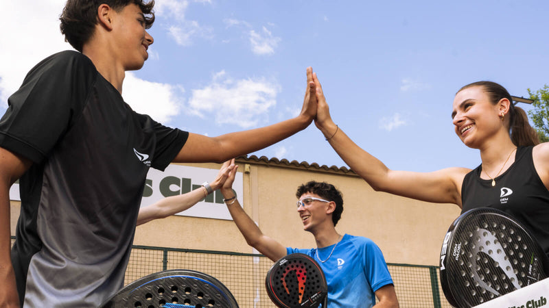 Court de padel — vue plongée avec vitres et grillages