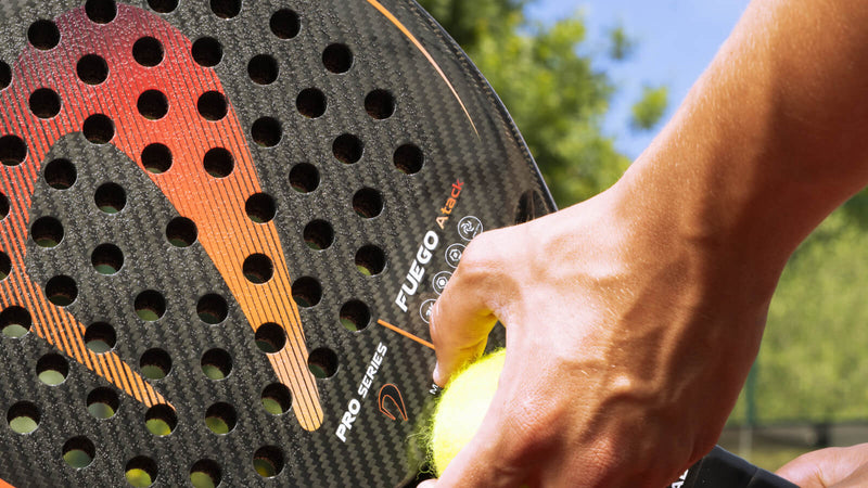 Close-up de la trame de carbone d'une raquette de padel premium